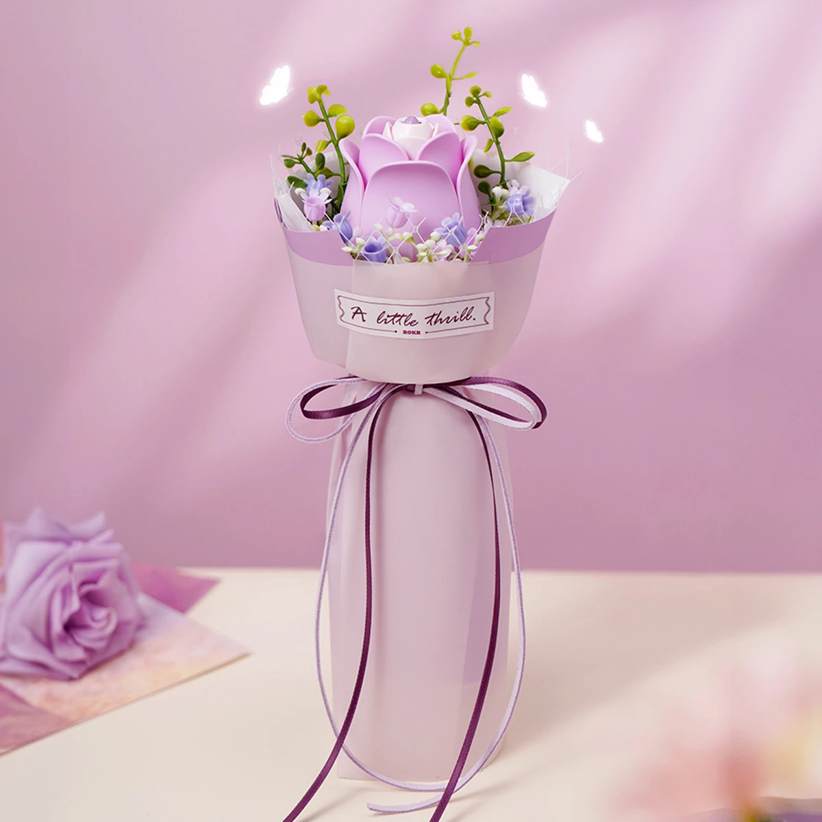 ROKR Purple Rose AF021 bouquet finito in vaso rosa su sfondo rosa