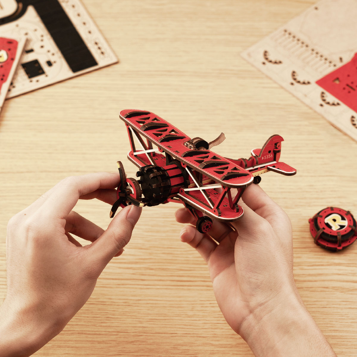 ROKR Sky Captain MCD01 modèle d'avion biplan rouge à assembler à la main