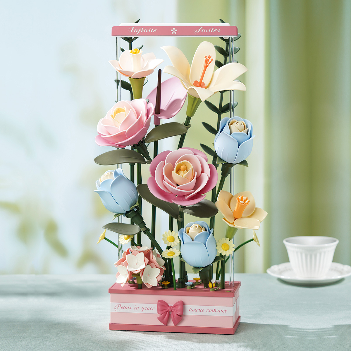 ROKR Boîte de Bouquet Épanouissant AF01D affichage de fleurs pastel à côté de la tasse de thé