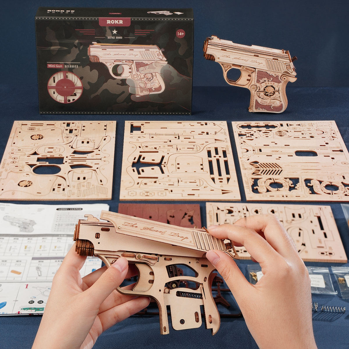 ROKR Mini Gun LQ502 scène d'assemblage avec feuilles de pièces et boîte de produit