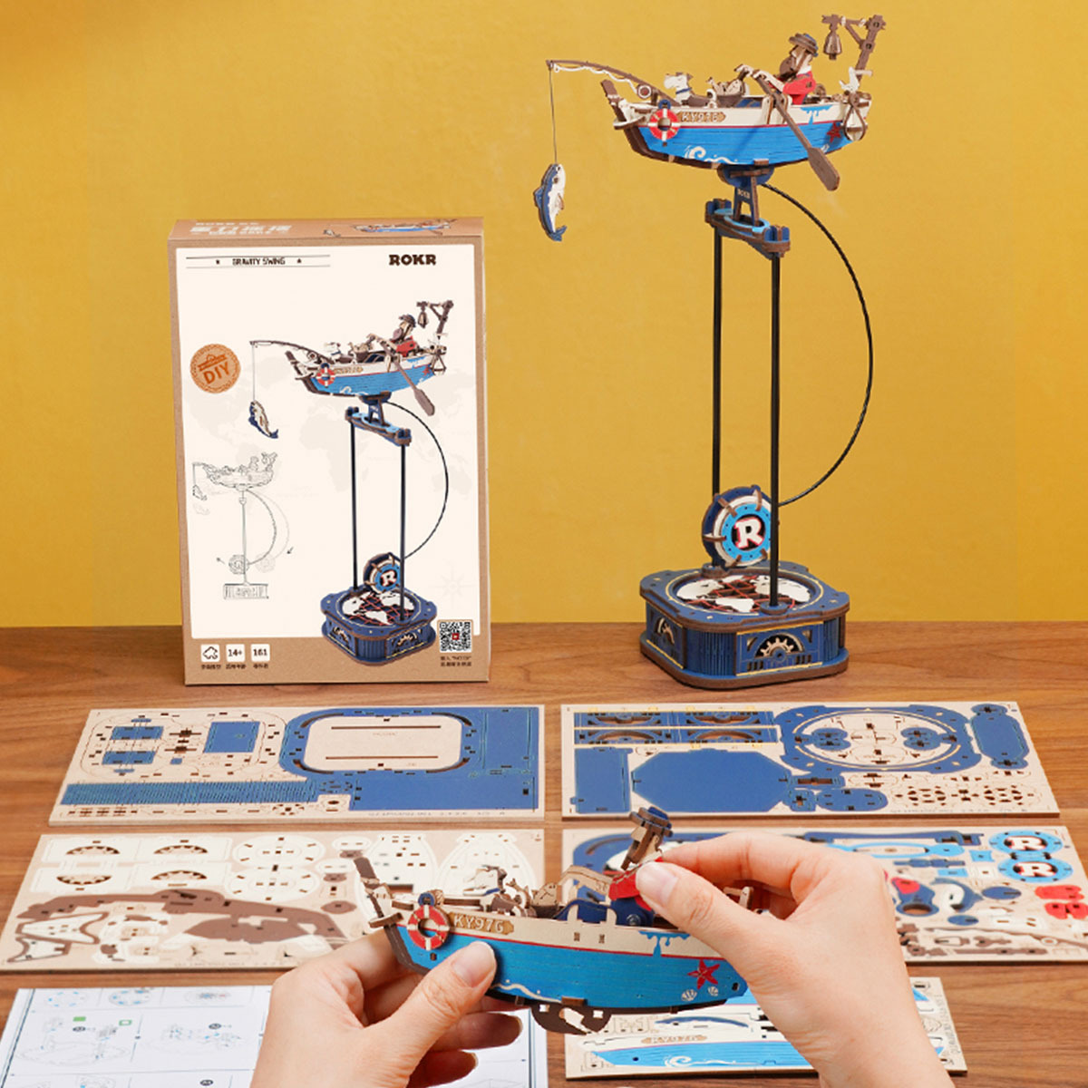 ROKR Ocean Fisher MCD02 scène d'assemblage avec des pièces de bateau et une boîte de produit