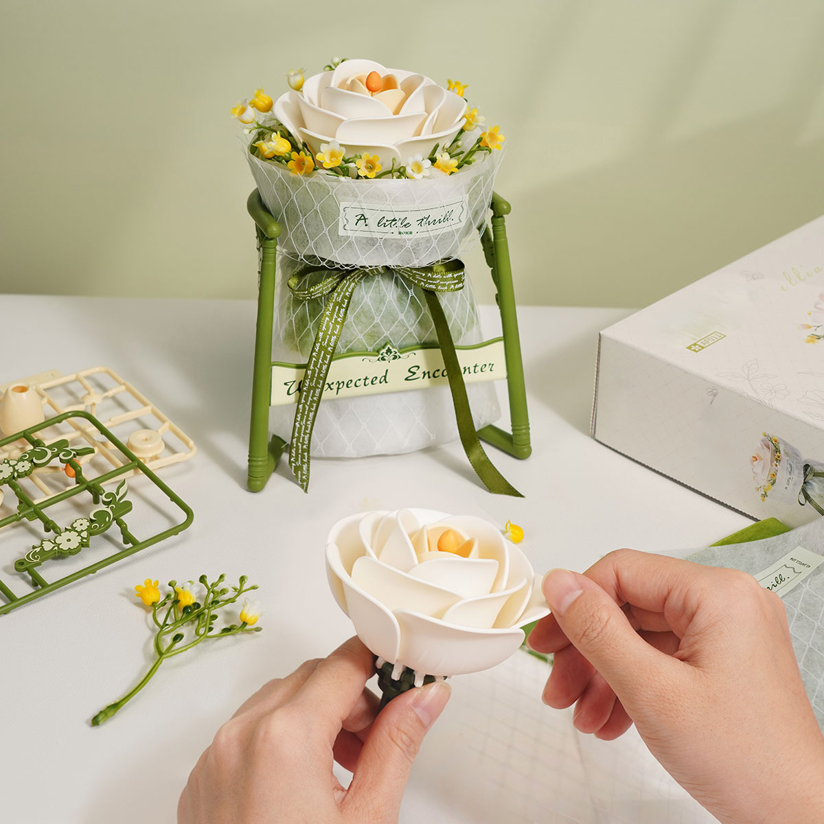 ROKR Camélia Blanc AF011 scène d'assemblage avec pièces de fleurs et instructions