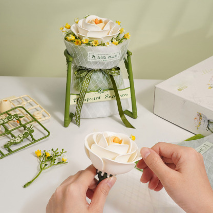 ROKR Camélia Blanc AF011 scène d'assemblage avec pièces de fleurs et instructions