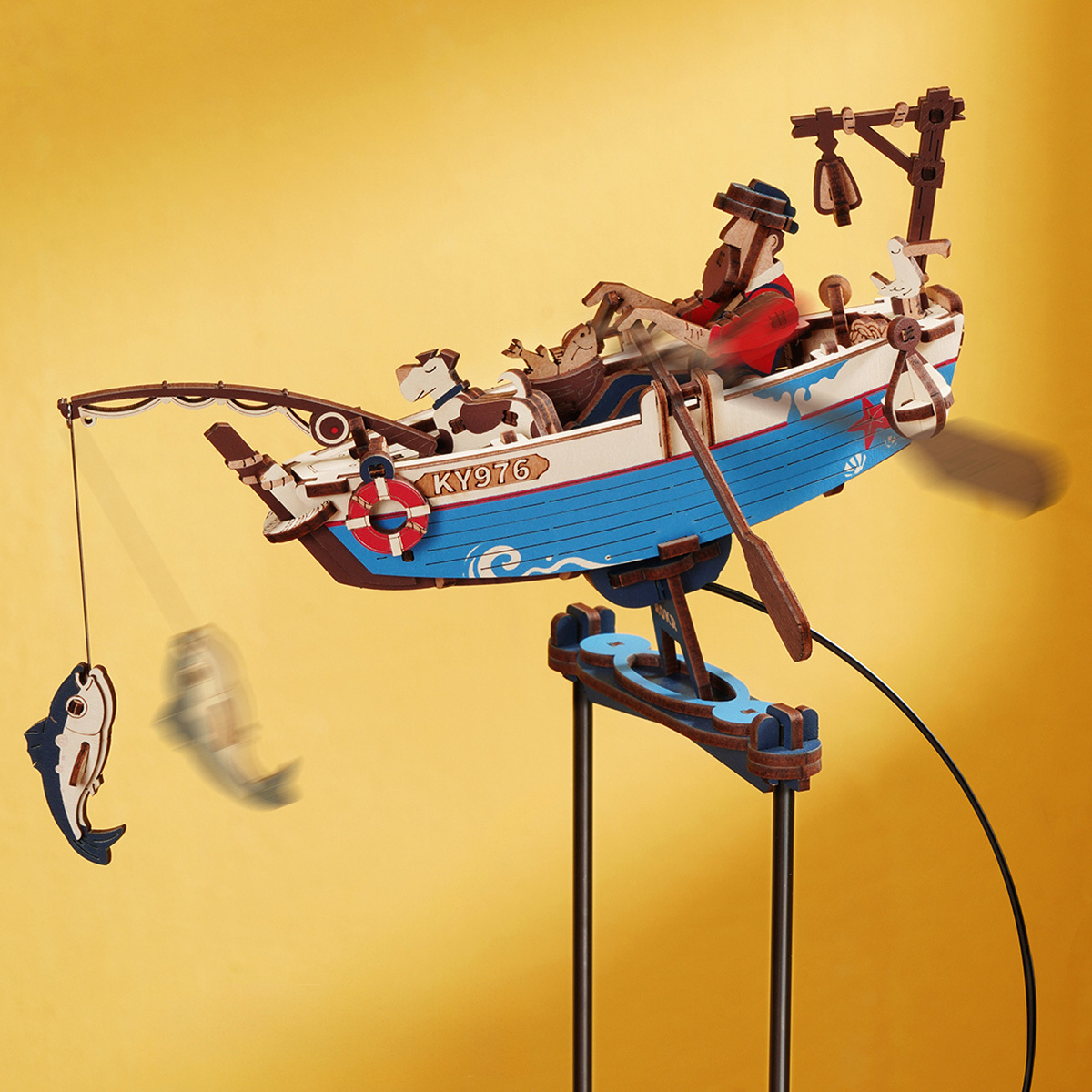 ROKR Ocean Fisher MCD02 gros plan sur le pêcheur, le bateau et le poisson suspendu