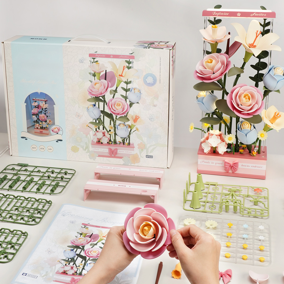 ROKR Blooming Bouquet Box AF01D scène d'assemblage avec pièces et manuel