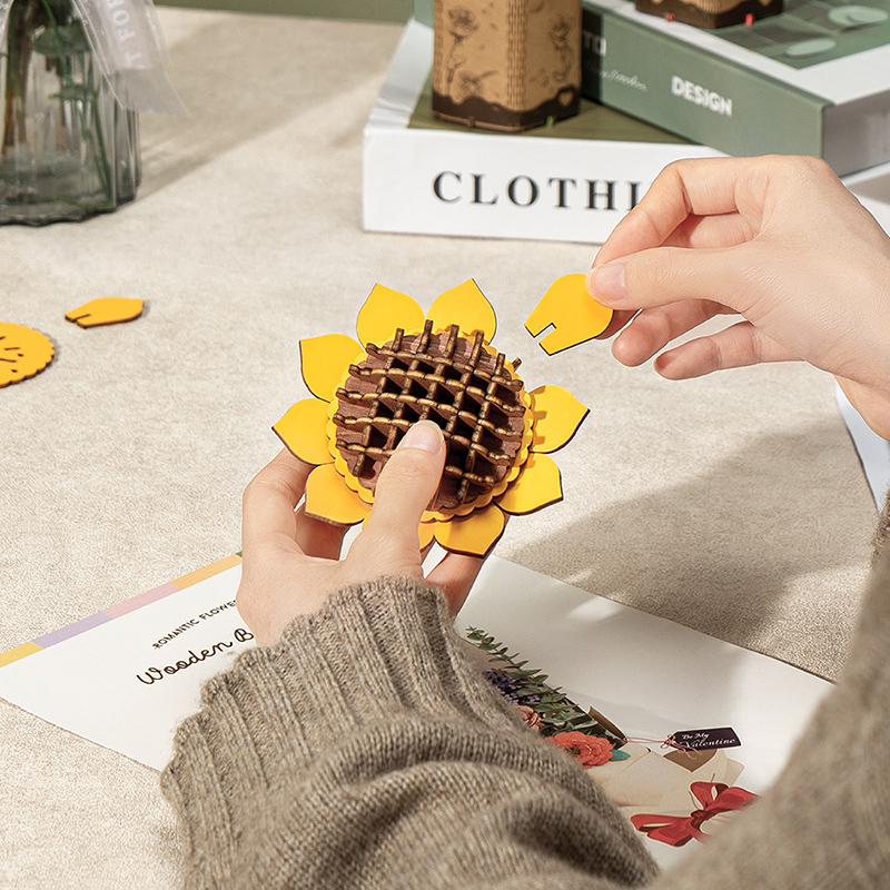 Rowood Red Rose TW042 hand assembling a yellow wooden sunflower blossom