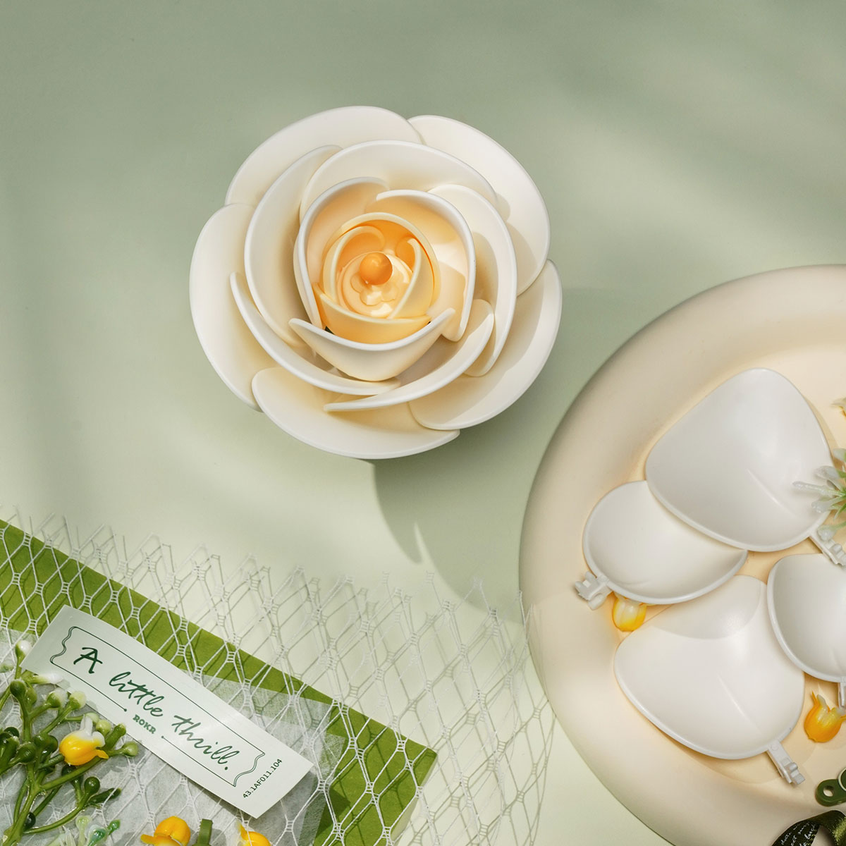 ROKR White Camellia AF011 gros plan sur la fleur et les pétales de camélia blanc