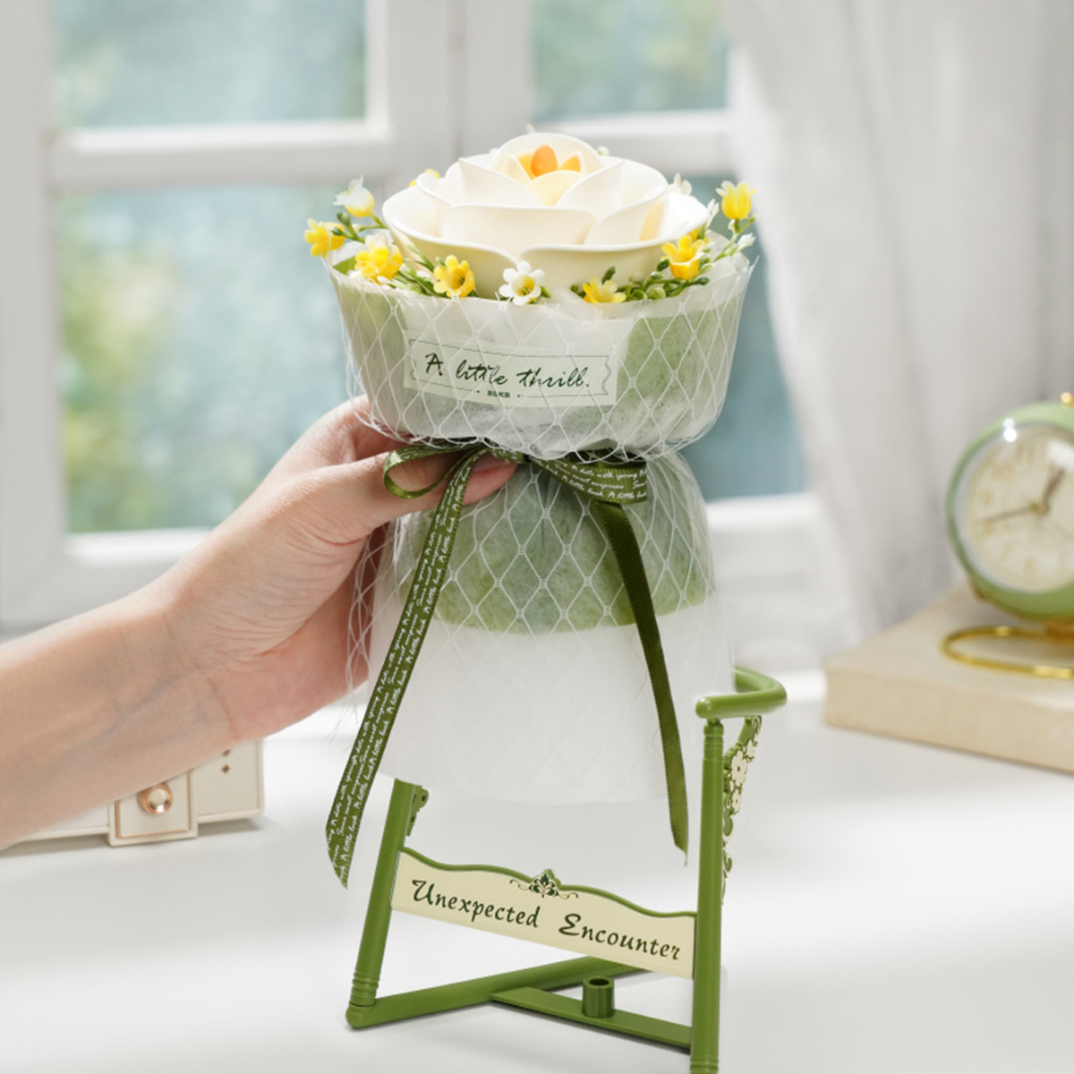 ROKR White Camellia AF011 support de bouquet tenu près de la fenêtre