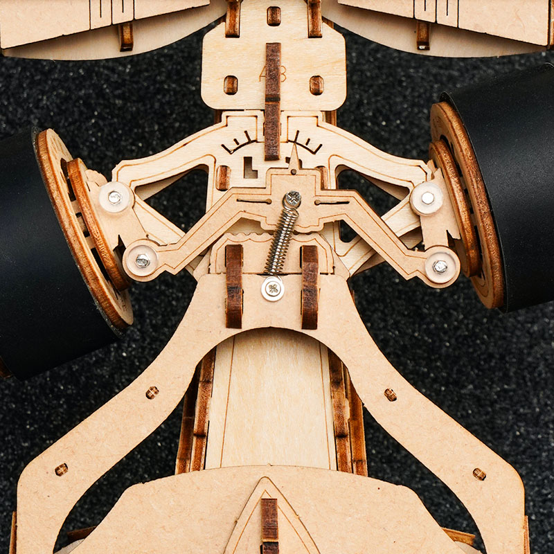 Vue inférieure de la voiture de course ROKR LK505 montrant les pièces de direction et de suspension en bois