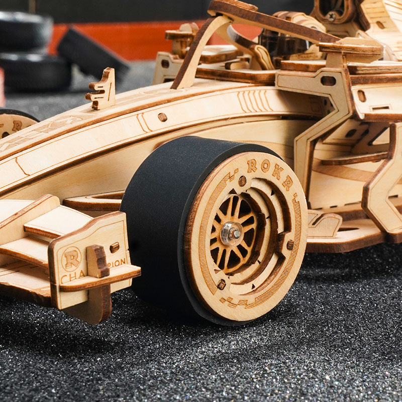 ROKR Racing Car LK505 gros plan de la roue avant et de la carrosserie en bois
