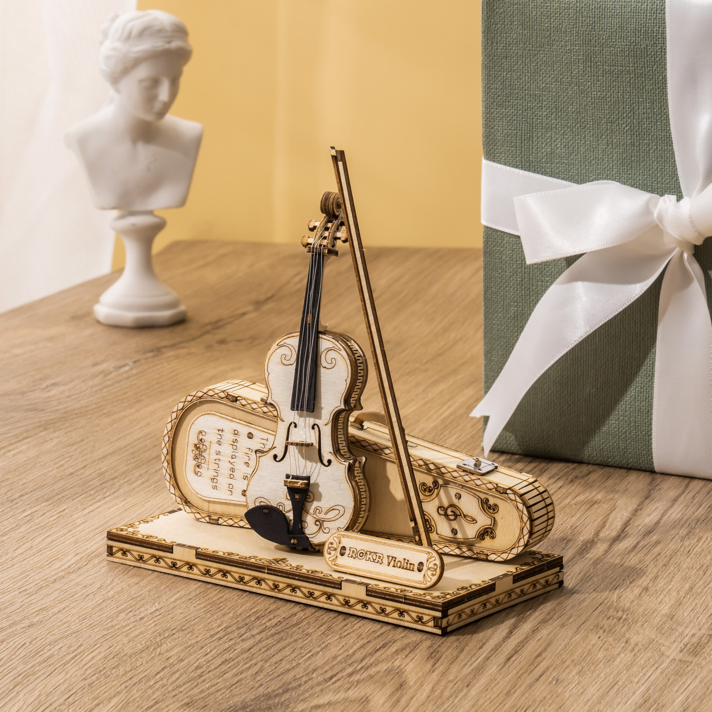 ROKR Violin Capriccio TG604K violon à côté de la boîte cadeau et de la sculpture de buste