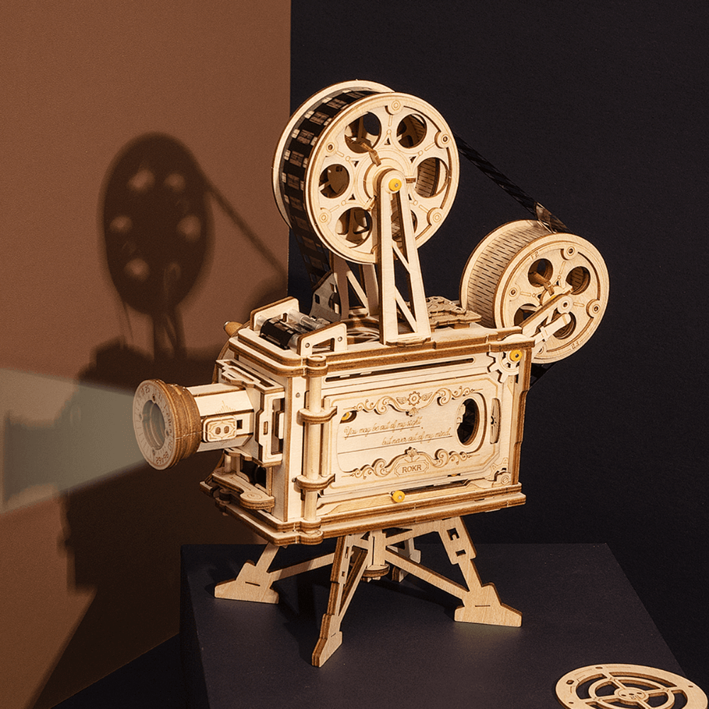 ROKR Vitascope LK601 houten filmprojector op donkere achtergrond