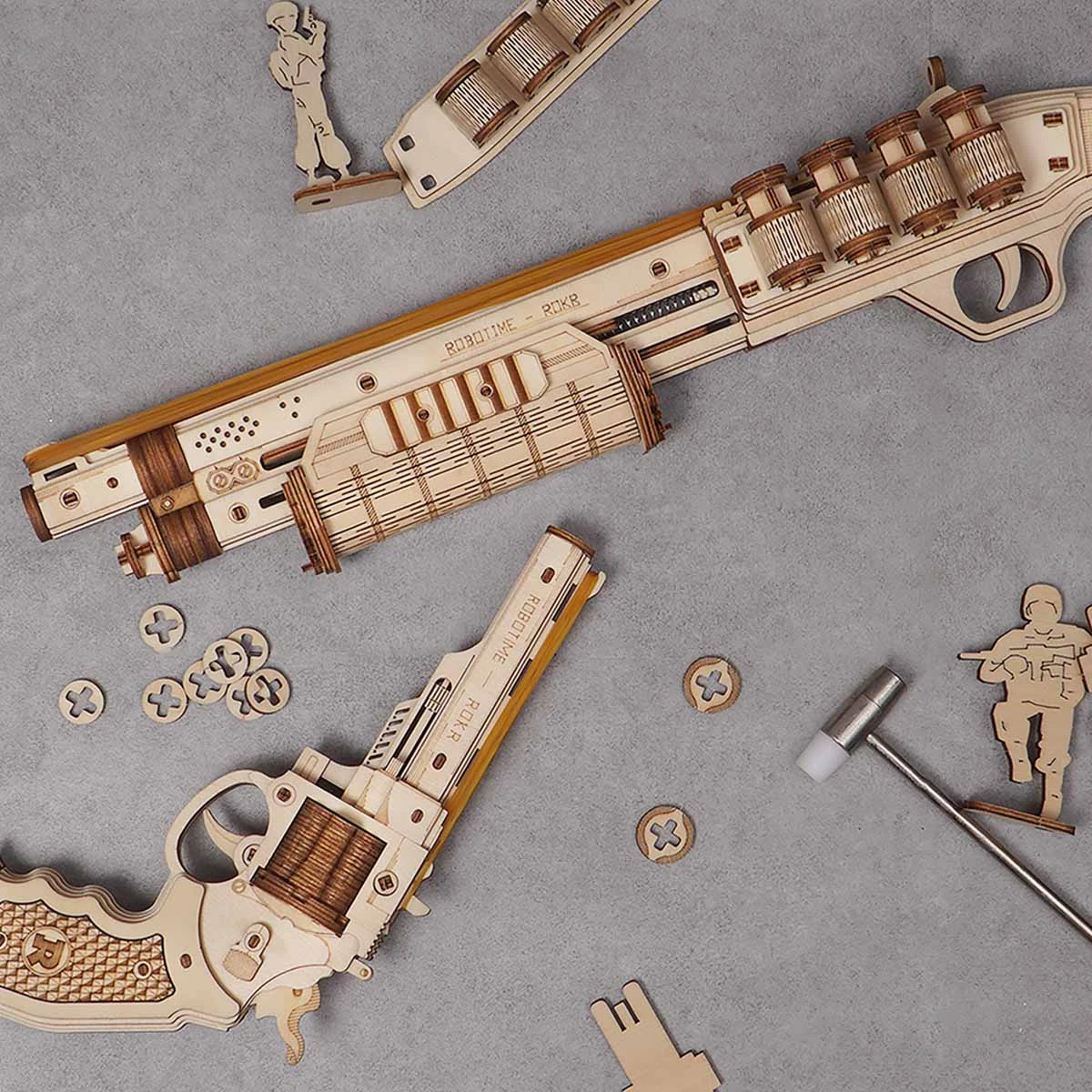 ROKR Waffenmodellset mit sowohl Holzwaffen als auch Teilen auf grauem Hintergrund