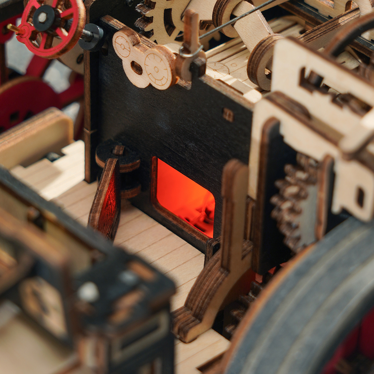 ROKR Steam Engine LKA01 gros plan de la chambre de combustion à l'intérieur de la machine à vapeur