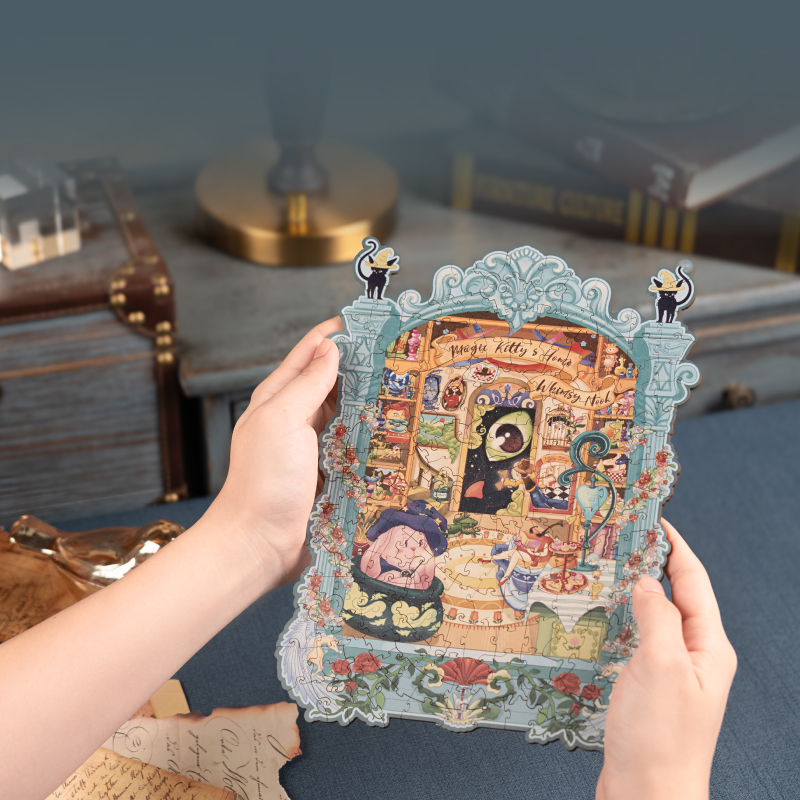 Magic Kitty's Home gevormde puzzelkunstwerk gehouden voor het inlijsten