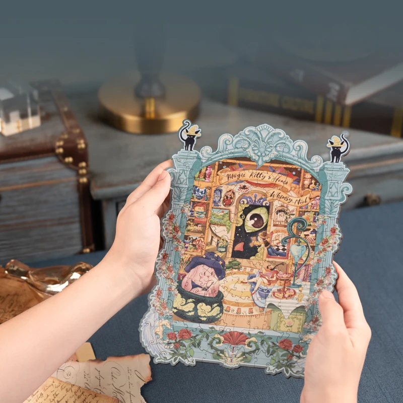 Magic Kitty's Home gevormde puzzelkunstwerk gehouden voor het inlijsten