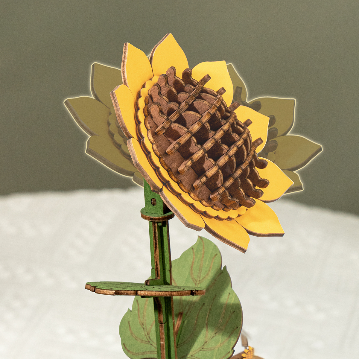 Bouquet de fleurs en bois Rowood gros plan sur la tête de tournesol
