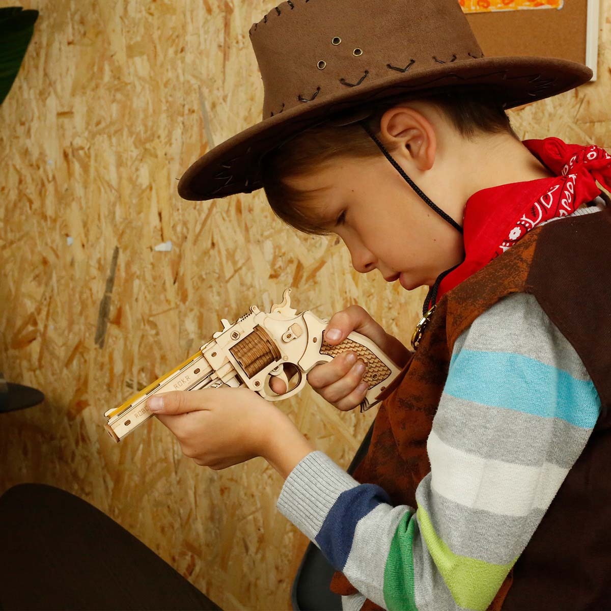 ROKR Corsac M60 LQ401 wooden pistol play scene with child