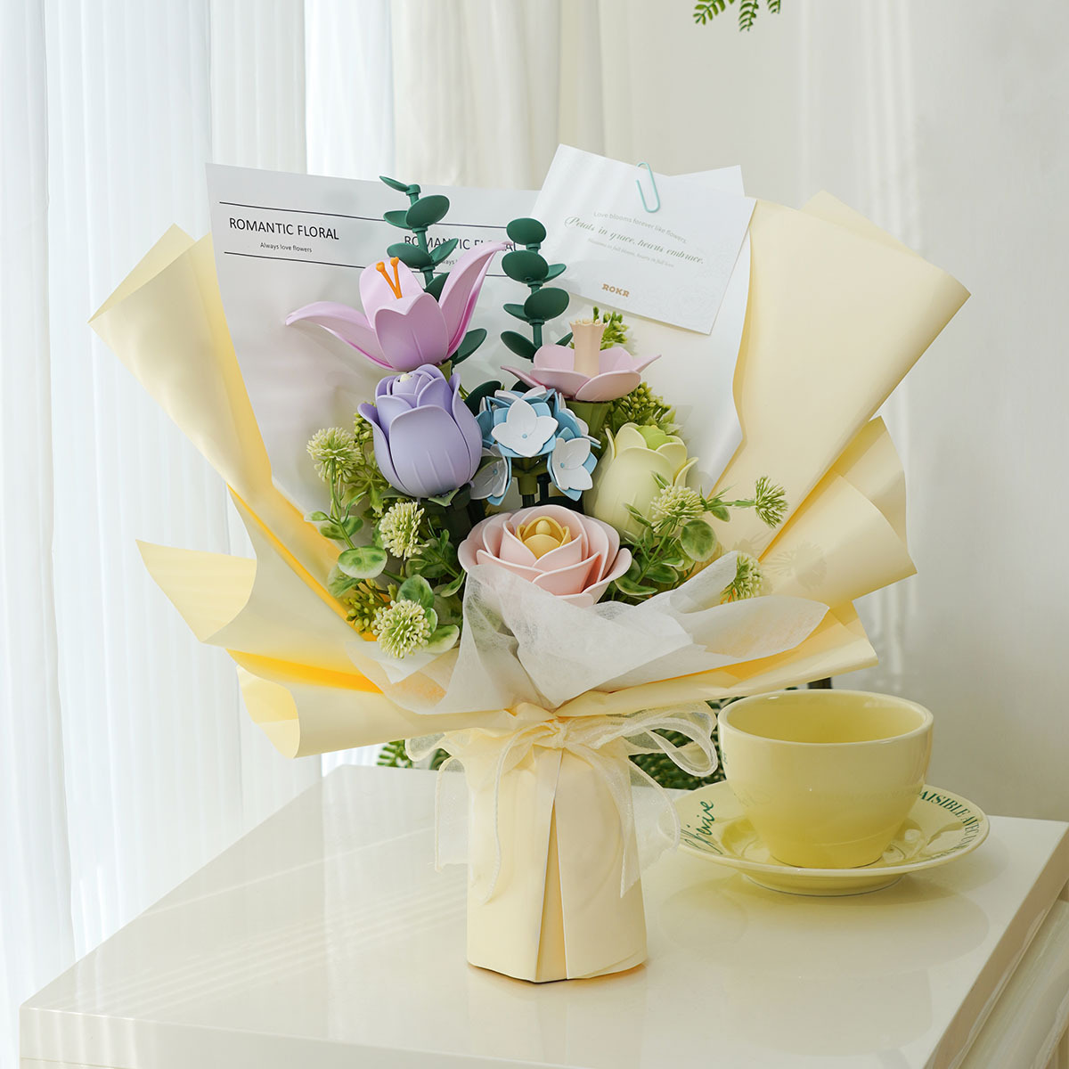 ROKR Spring Time Bouquet AF01J bouquet pastel complété à côté d'une tasse de thé