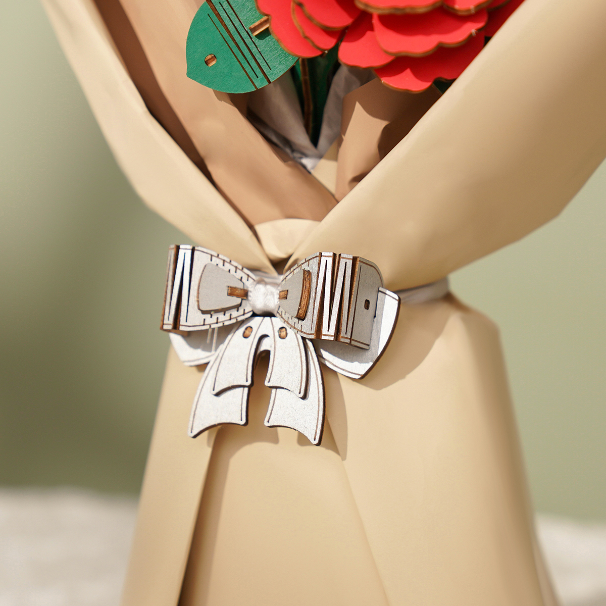 Bouquet de fleurs en bois Rowood gros plan sur le ruban du bouquet