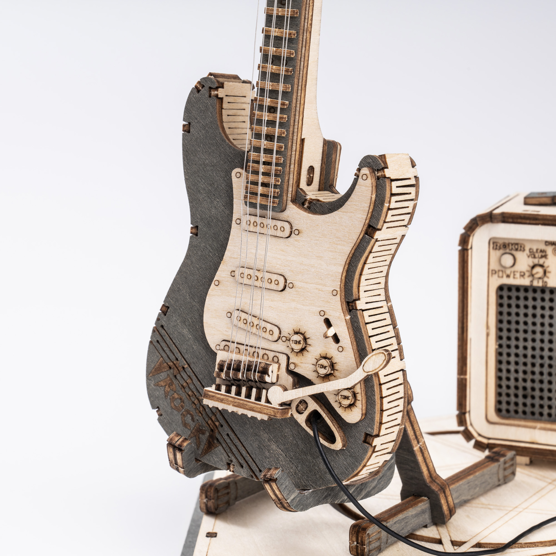 ROKR Guitare Électrique TG605K vue de près de la guitare et de l'amplificateur
