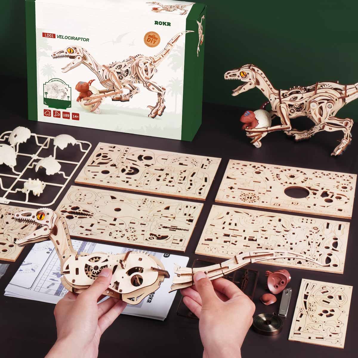 ROKR Velociraptor LD01 scène d'assemblage avec feuilles de pièces et boîte de produit