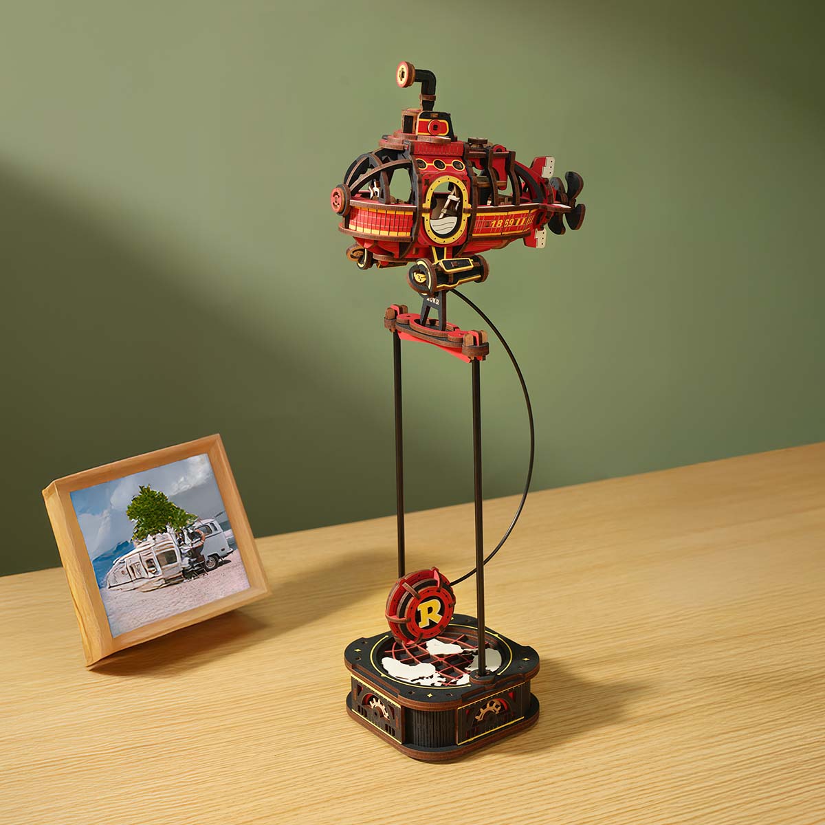 ROKR Deep-sea Adventurer MCD04 pendulum balance toy submarine on tabletop stand