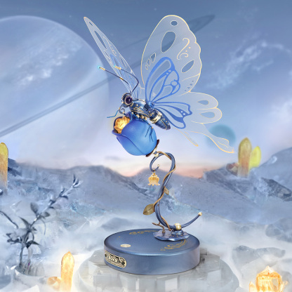 ROKR Butterfly MI05 modèle de papillon bleu dans un paysage au clair de lune