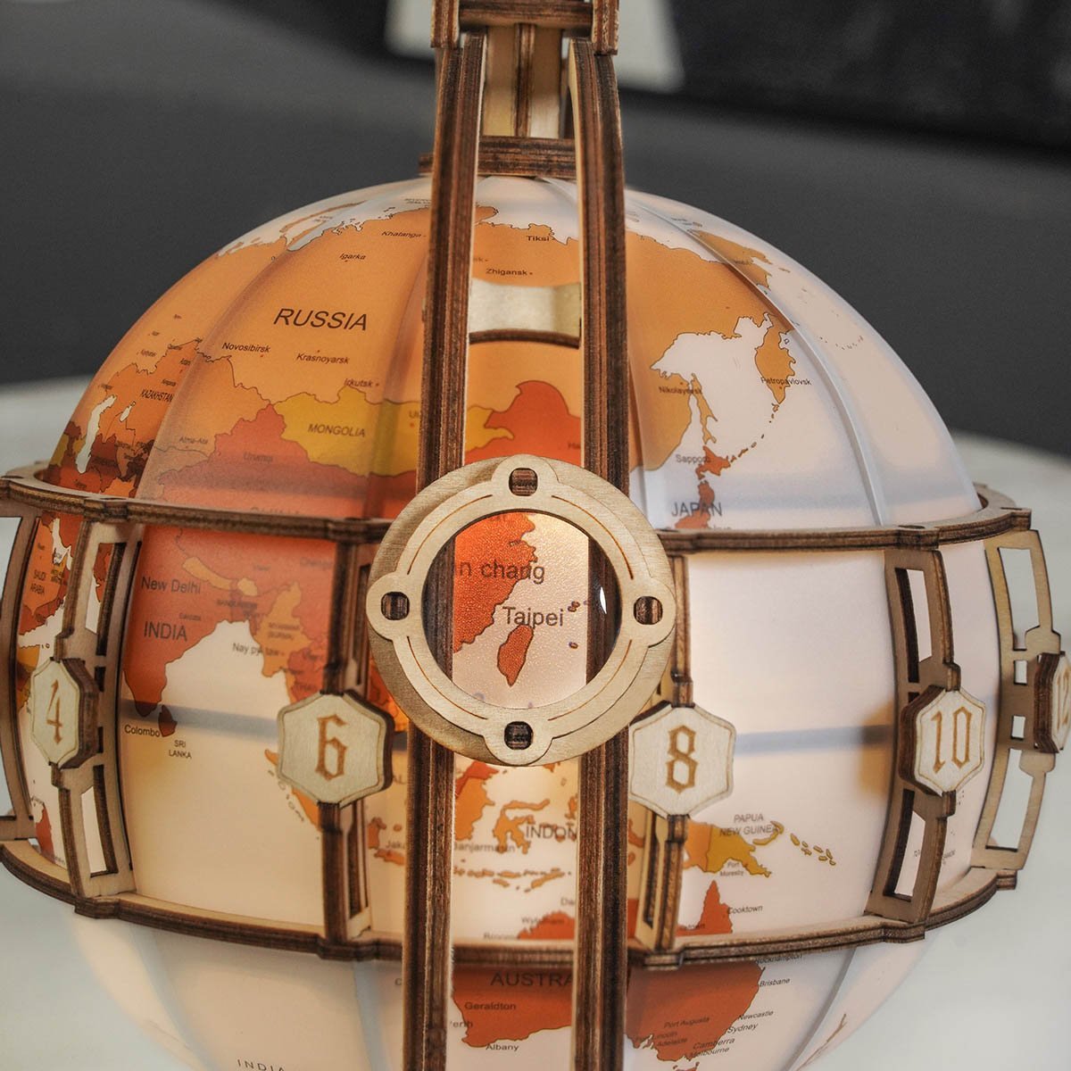 ROKR Luminous Globe ST003 close-up of magnifier and map surface