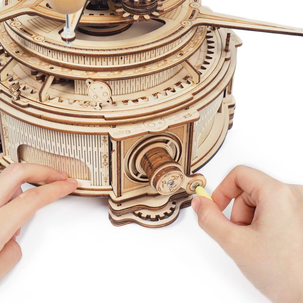 ROKR Mechanical Orrery ST001 assemblage à la main des pièces d'engrenage et d'orbite en gros plan