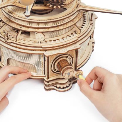 ROKR Mechanical Orrery ST001 assemblage à la main des pièces d'engrenage et d'orbite en gros plan