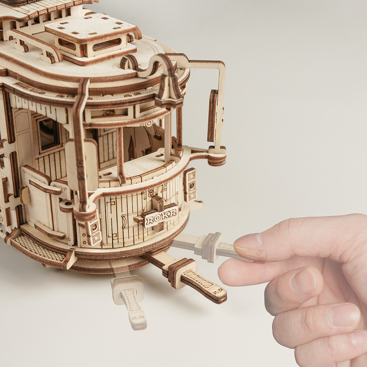 ROKR Classic City Tram LK801 hand assembling tram parts