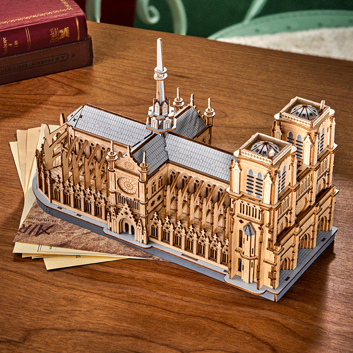 Rowood Paris Kathedrale TG511 3D Holzpuzzle Modell auf Tischplatte