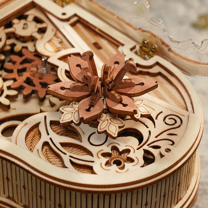 ROKR Magic Piano AMK81 close-up of flower-shaped gear detail