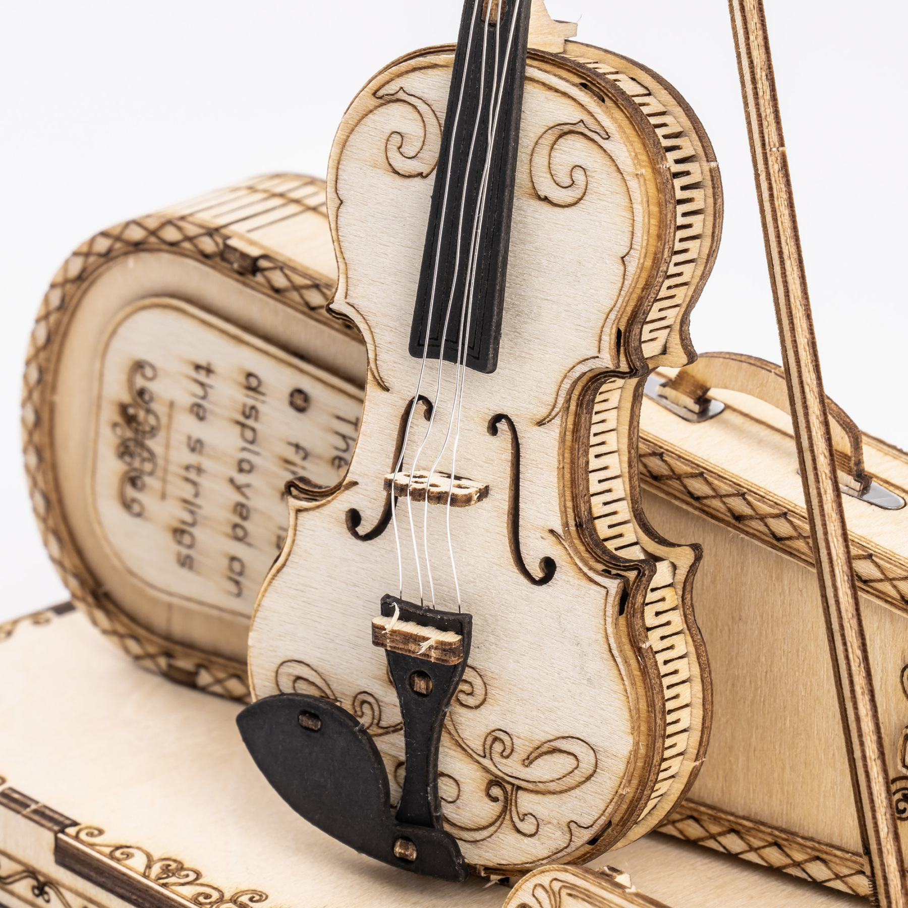 ROKR Violin Capriccio TG604K vue de près de la caisse et du volute du violon