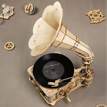 ROKR Classic Gramophone LKB01 bovenaanzicht met plaat en bloemenhoorn