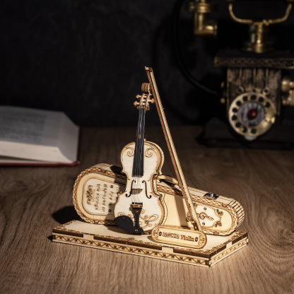 ROKR Violin Capriccio TG604K violon en bois sur le bureau avec un éclairage vintage