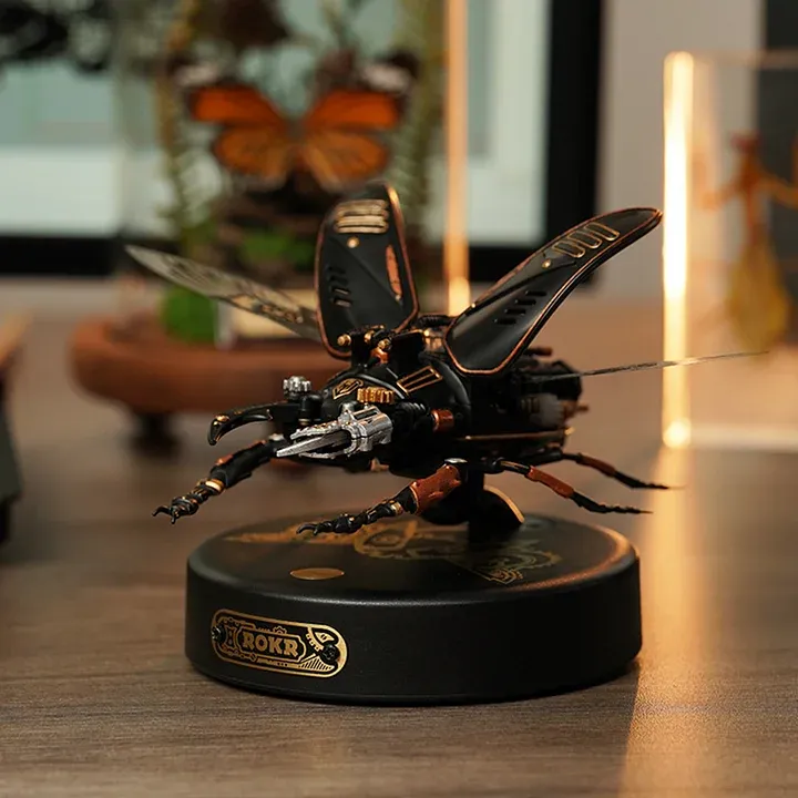 ROKR Storm Beetle MI03 vue latérale avec ailes ouvertes et base d'affichage