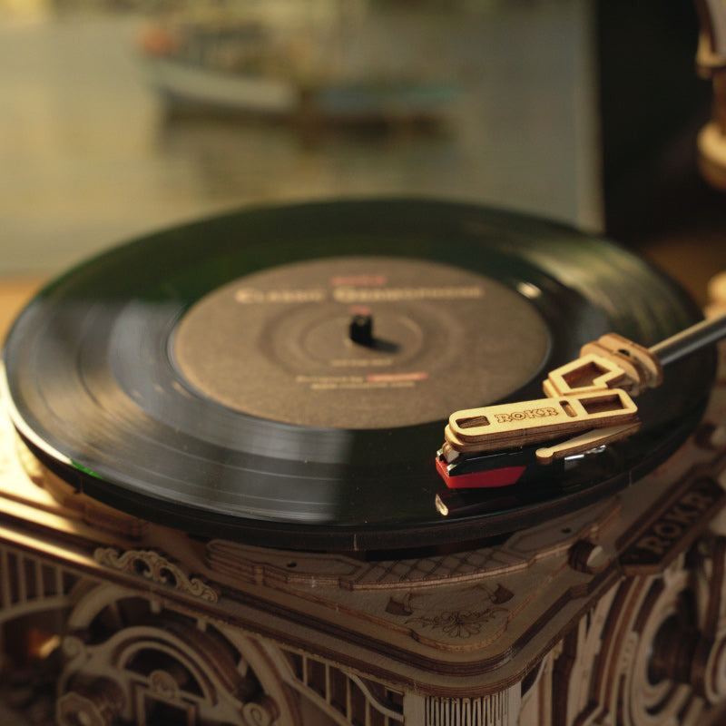 ROKR Classic Gramophone LKB01 close-up of record and golden tonearm