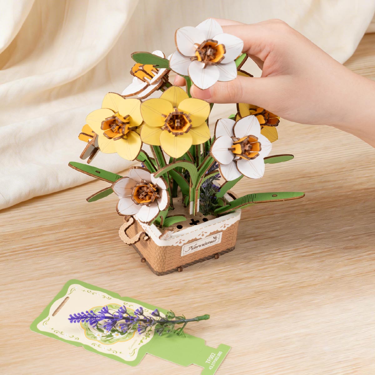 Rowood Narcissus TF002 wooden flower bouquet kit arranged on fabric